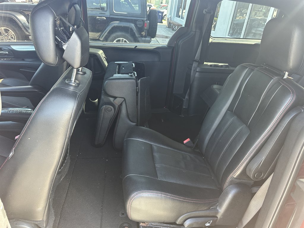 2018 Dodge Grand Caravan - $10,900