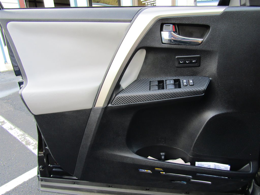 2015 Toyota RAV4 Limited photo