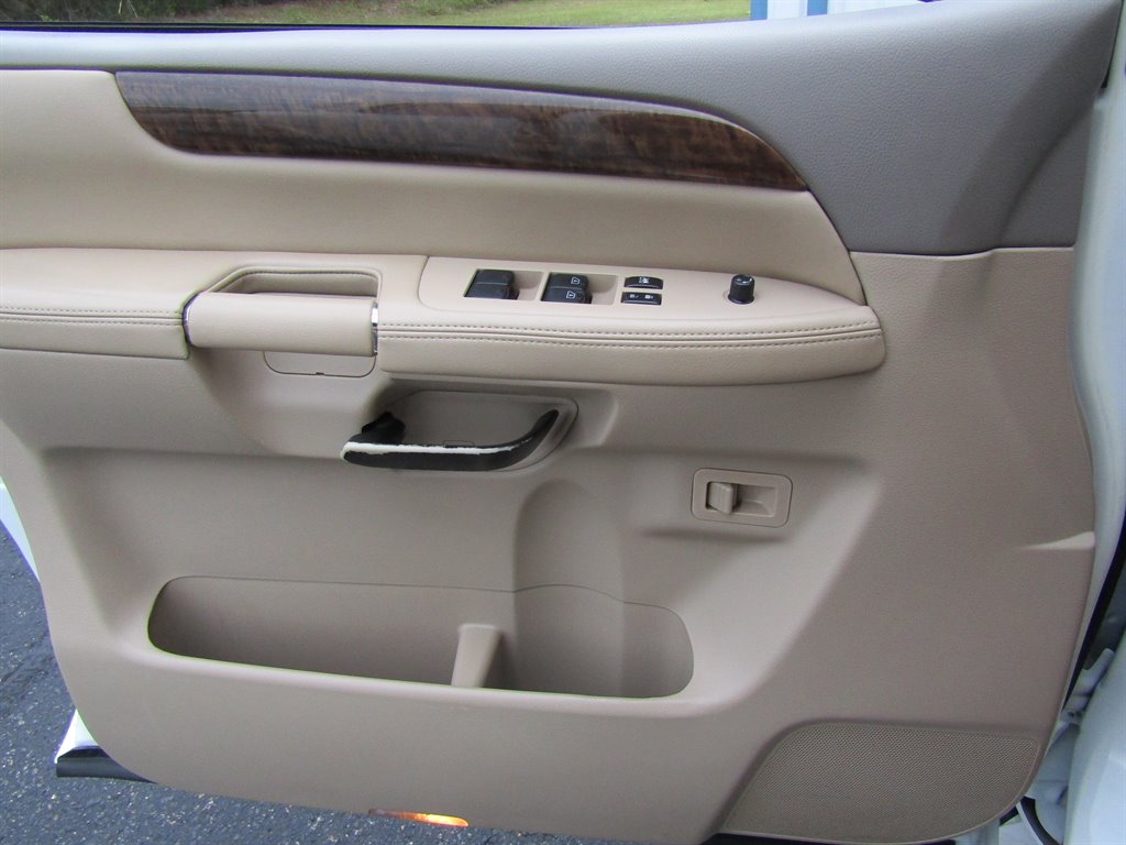 2013 Nissan Armada SV photo