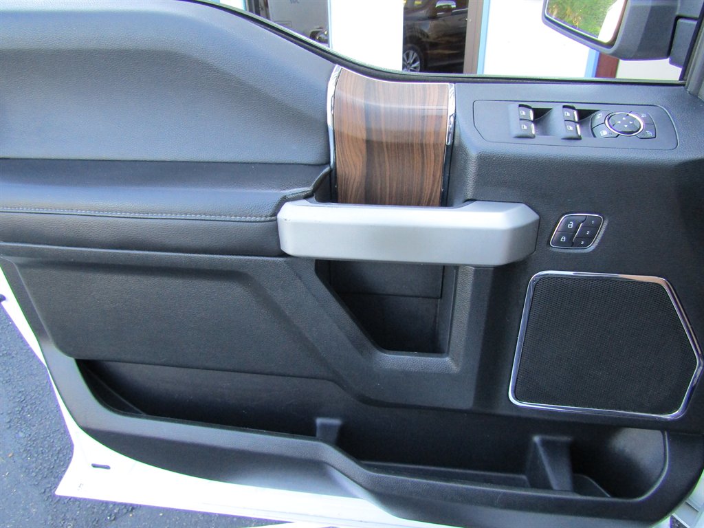 2016 Ford F150 Lariat photo