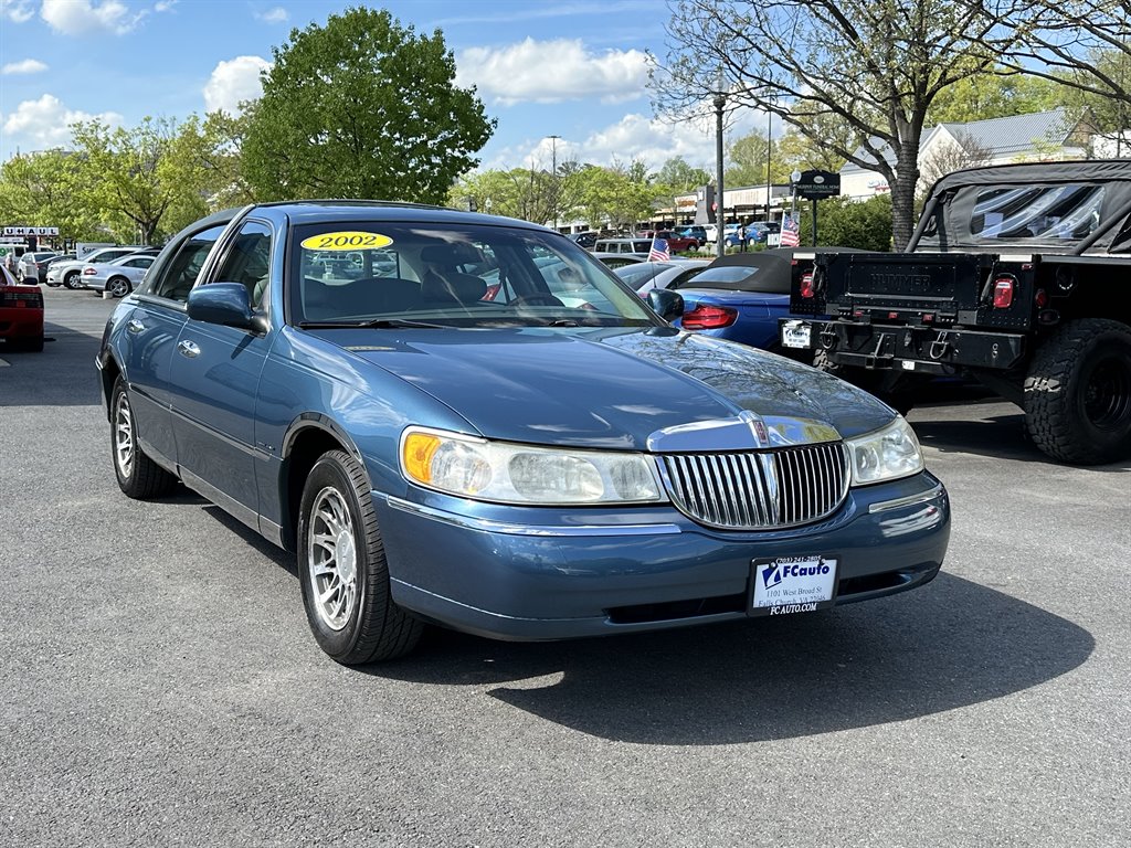 The 2002 Lincoln Town Car Signature photos