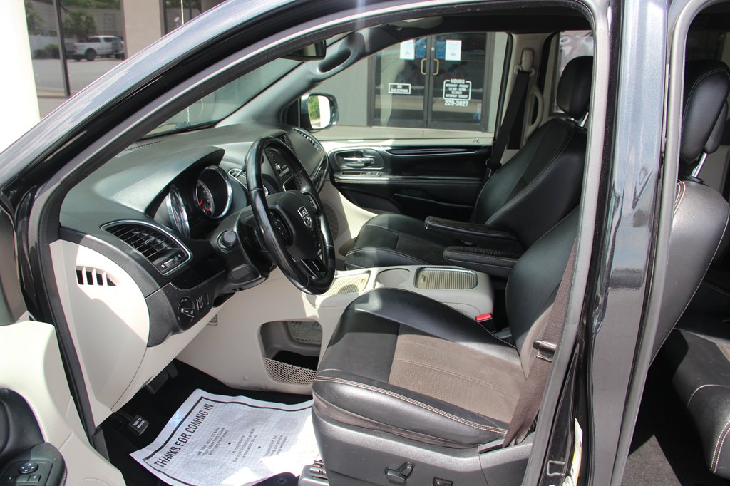 2020 Dodge Grand Caravan - $14,495