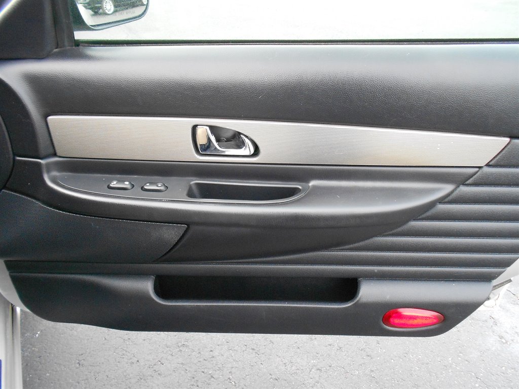 2004 Ford Thunderbird Deluxe photo