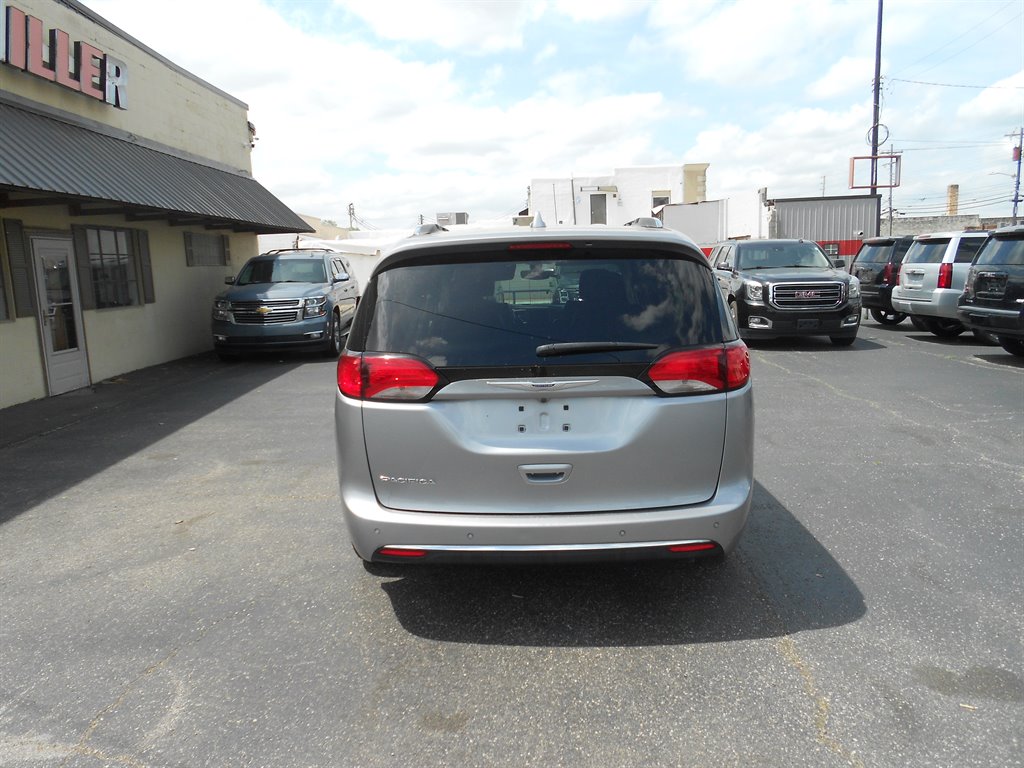 2020 Chrysler Pacifica Touring L photo