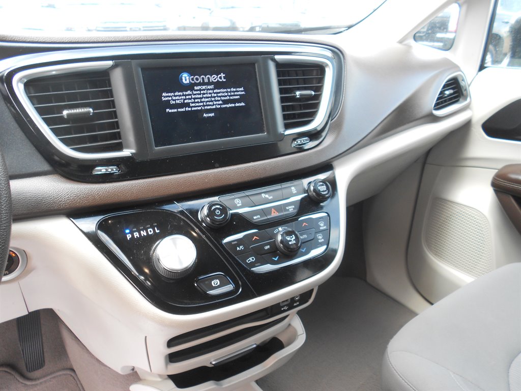 2020 Chrysler Pacifica Touring photo