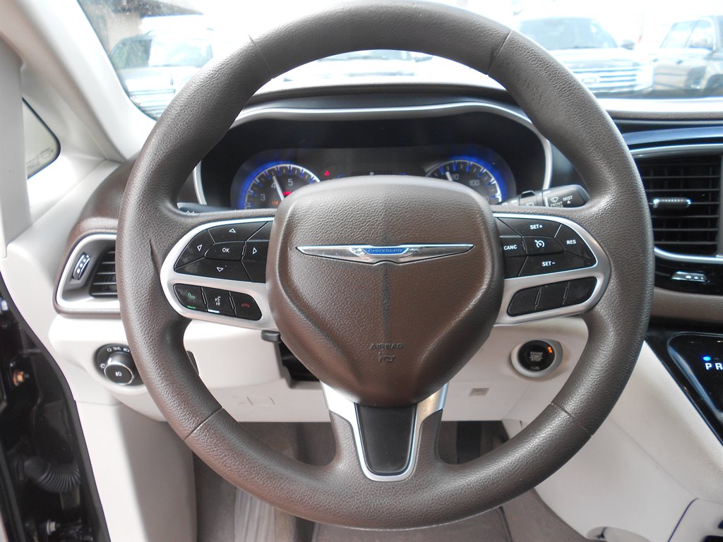 2020 Chrysler Pacifica Touring photo