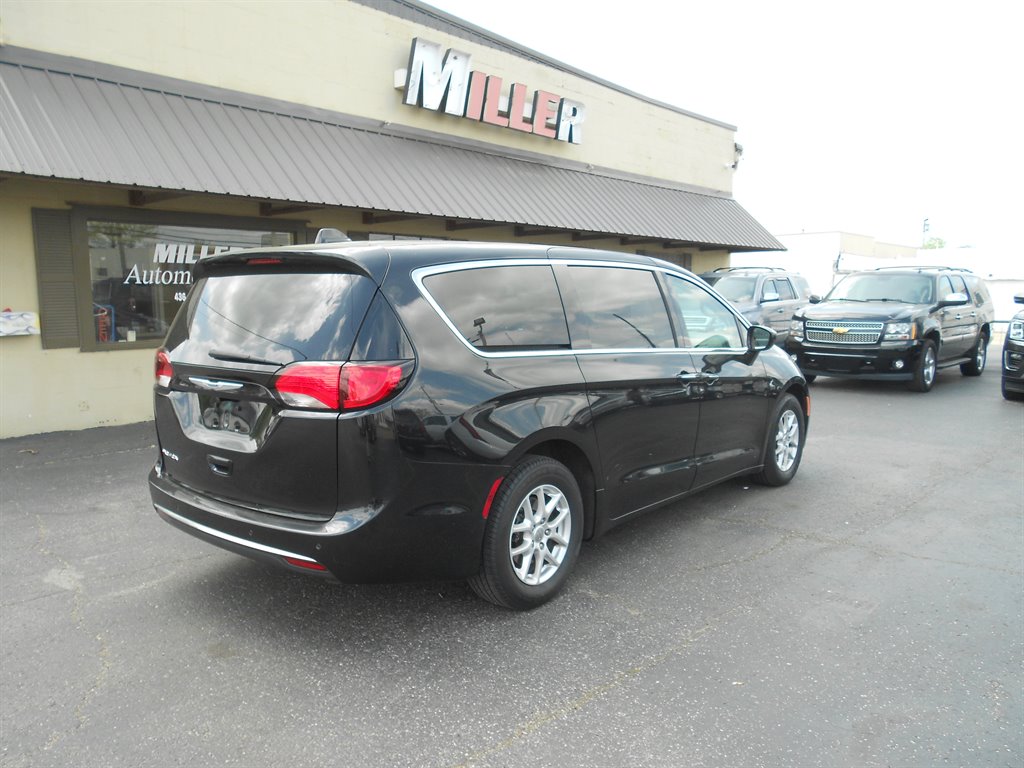 2020 Chrysler Pacifica Touring photo