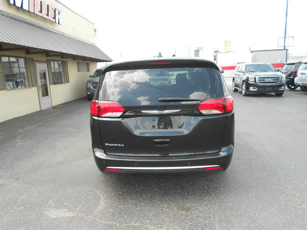 2020 Chrysler Pacifica Touring photo