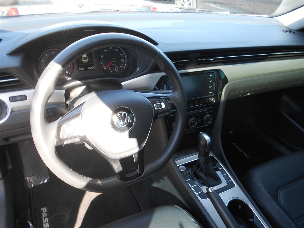 2022 Volkswagen Passat SE photo