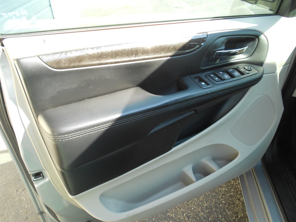 2016 Dodge Grand Caravan - $9,500
