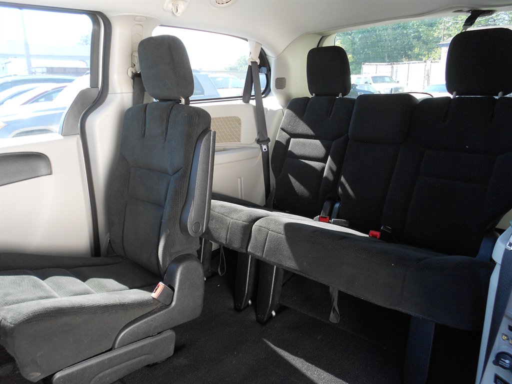 2016 Dodge Grand Caravan - $9,500