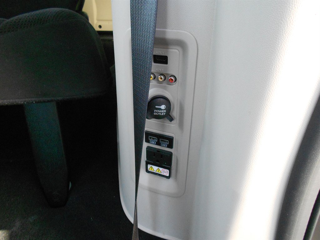 2016 Dodge Grand Caravan - $9,500