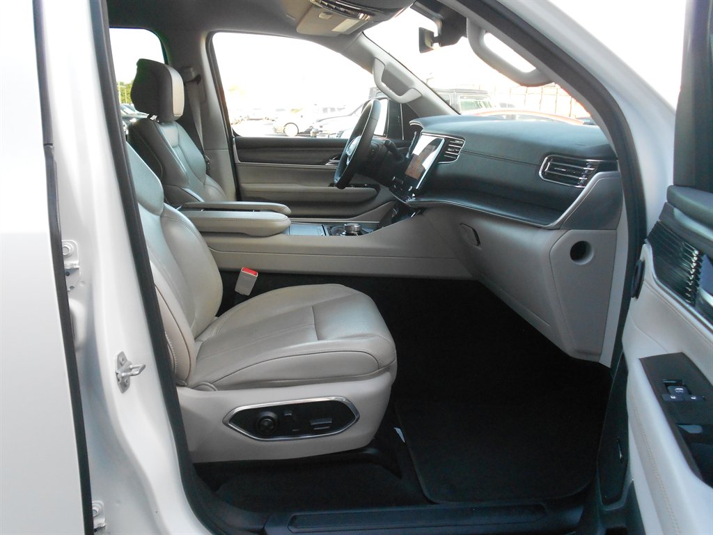 2023 Jeep Wagoneer L - $38,995