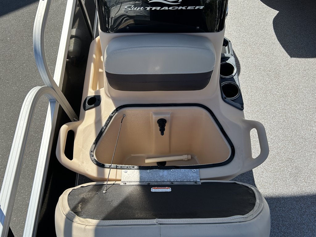 2017 SUN Tracker Bass Buggy 18dlx - $18,900
