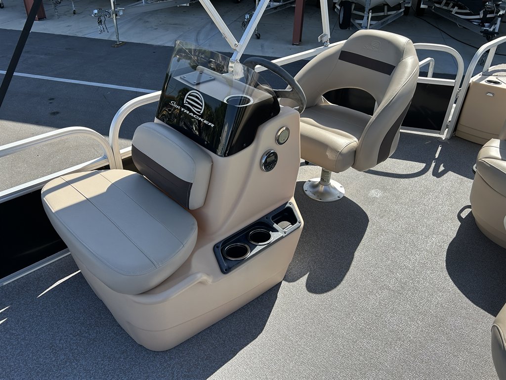 2017 SUN Tracker Bass Buggy 18dlx - $18,900