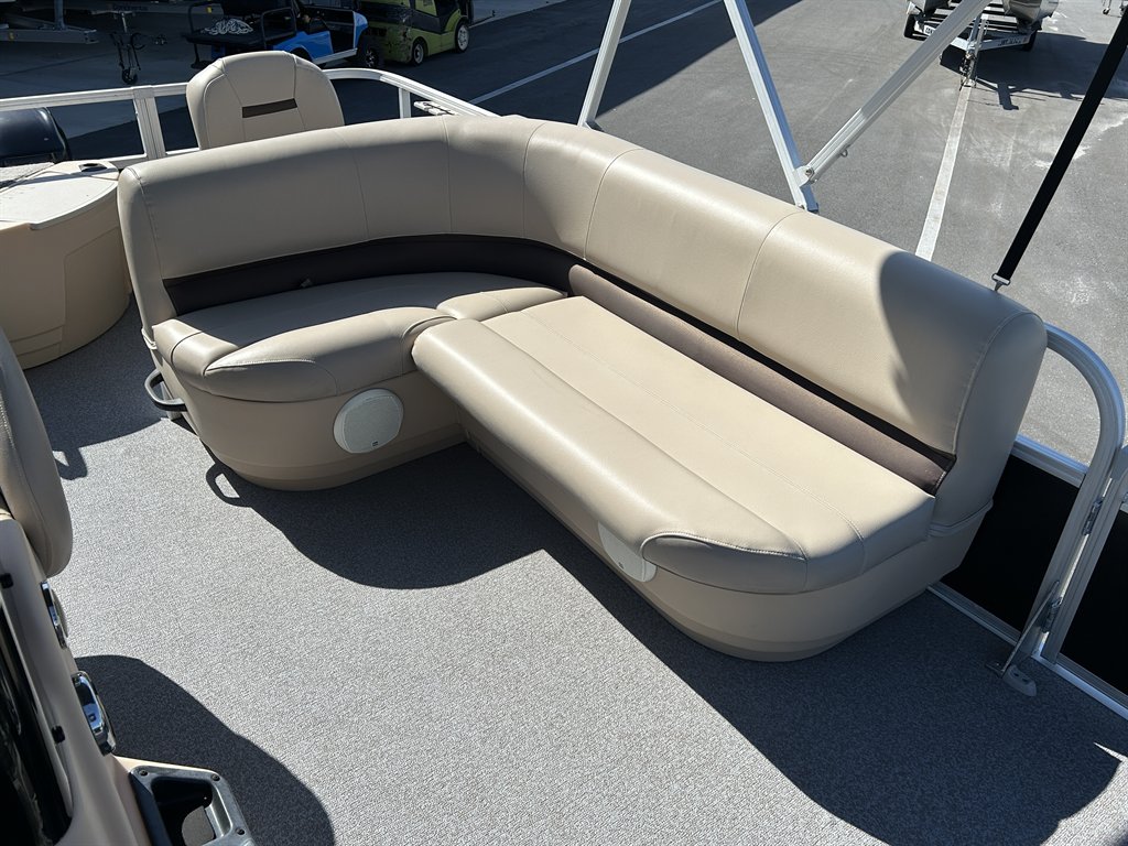 2017 SUN Tracker Bass Buggy 18dlx - $18,900