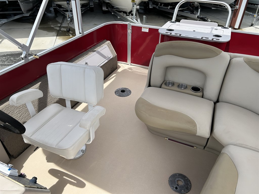 2013 Sylvan Mirage 8520 - $19,900