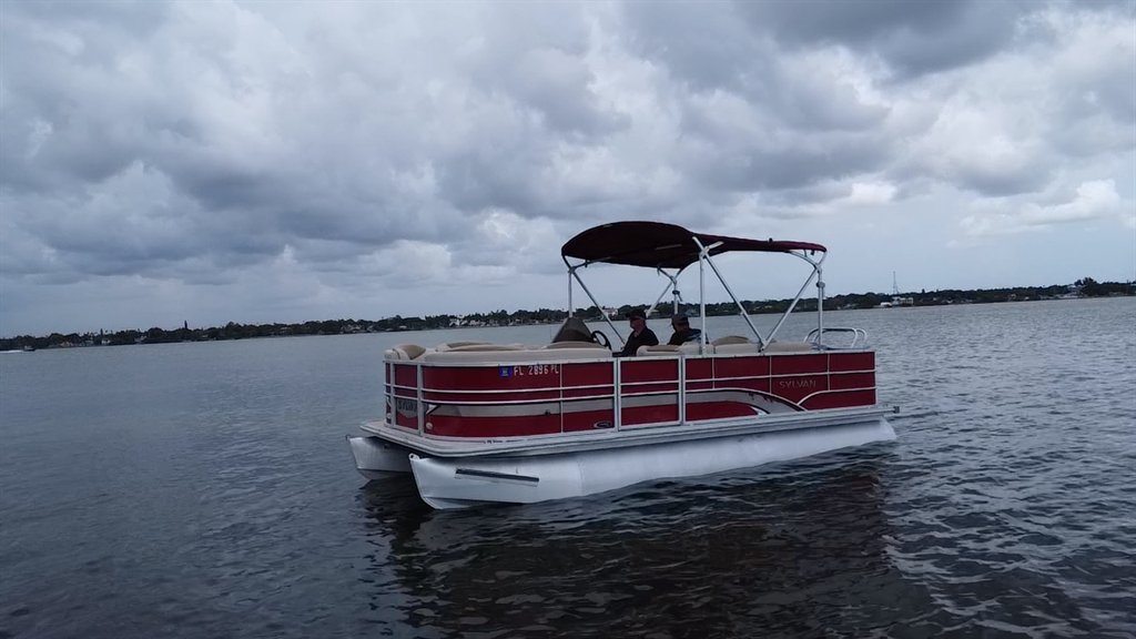 2013 Sylvan Mirage 8520 - $19,900