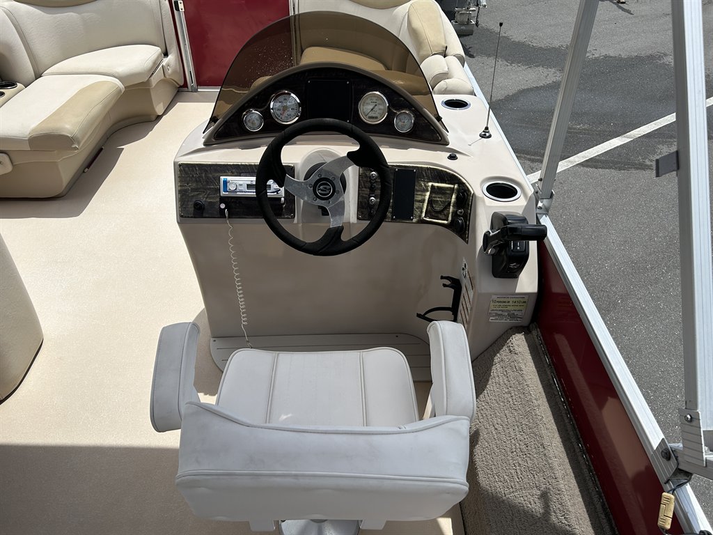 2013 Sylvan Mirage 8520 - $19,900