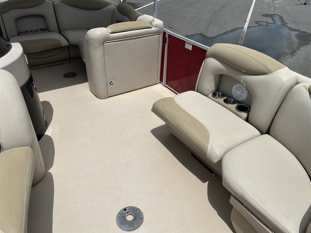 2013 Sylvan Mirage 8520 - $19,900