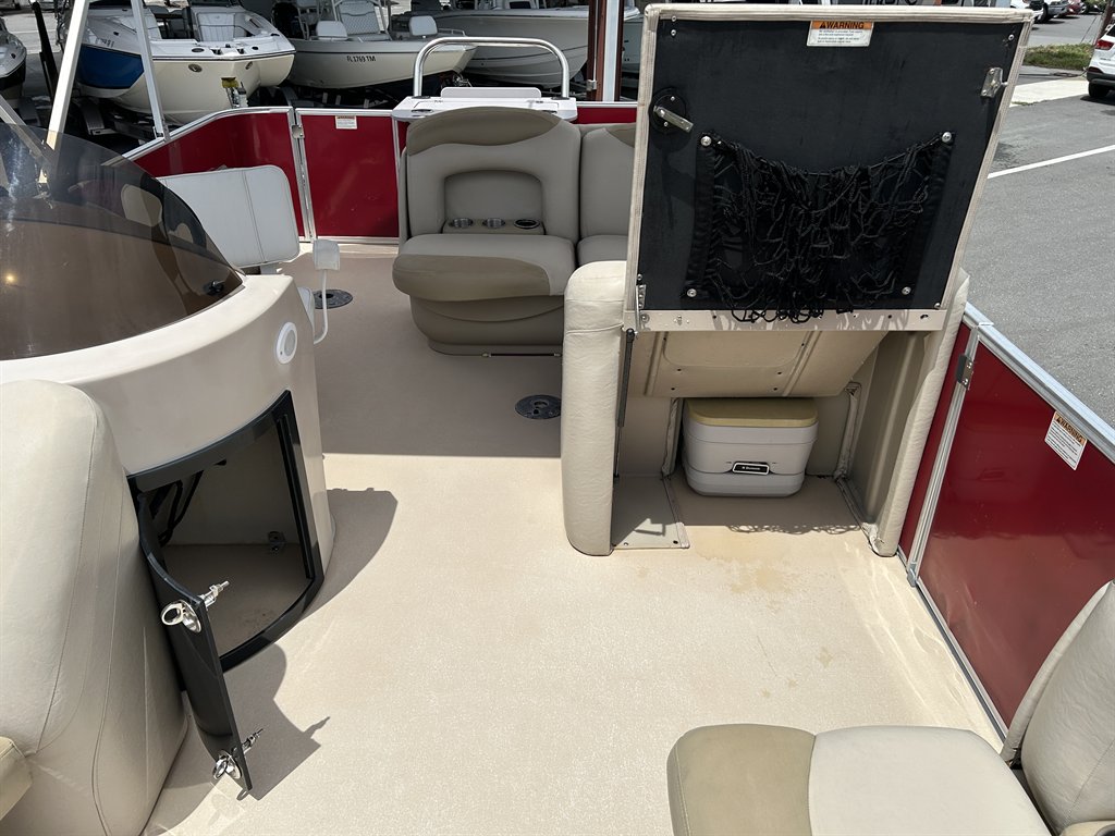 2013 Sylvan Mirage 8520 - $19,900