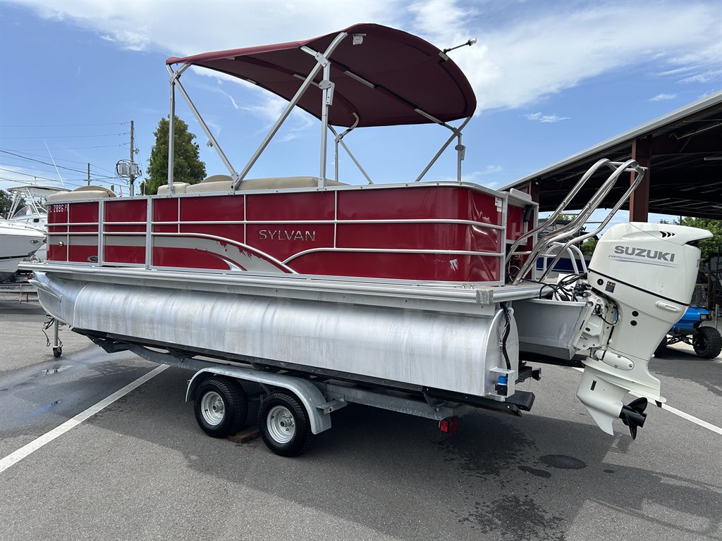 2013 Sylvan Mirage 8520 - $19,900