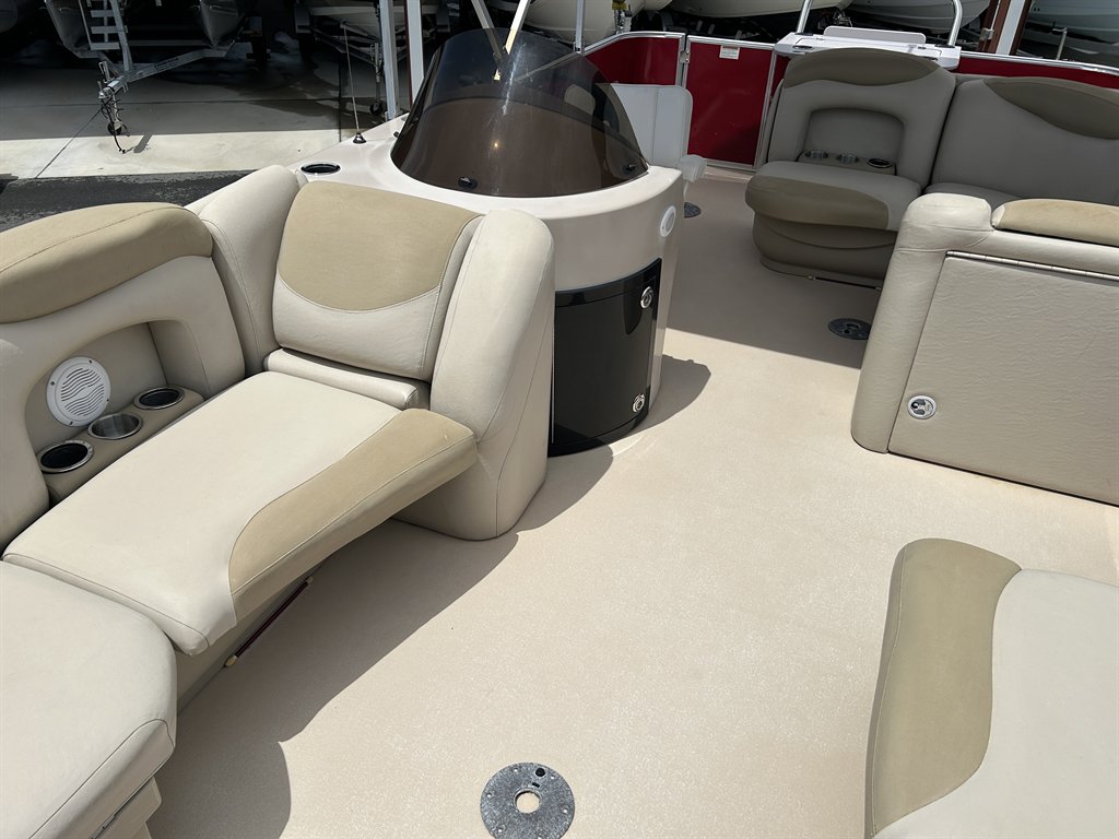 2013 Sylvan Mirage 8520 - $19,900