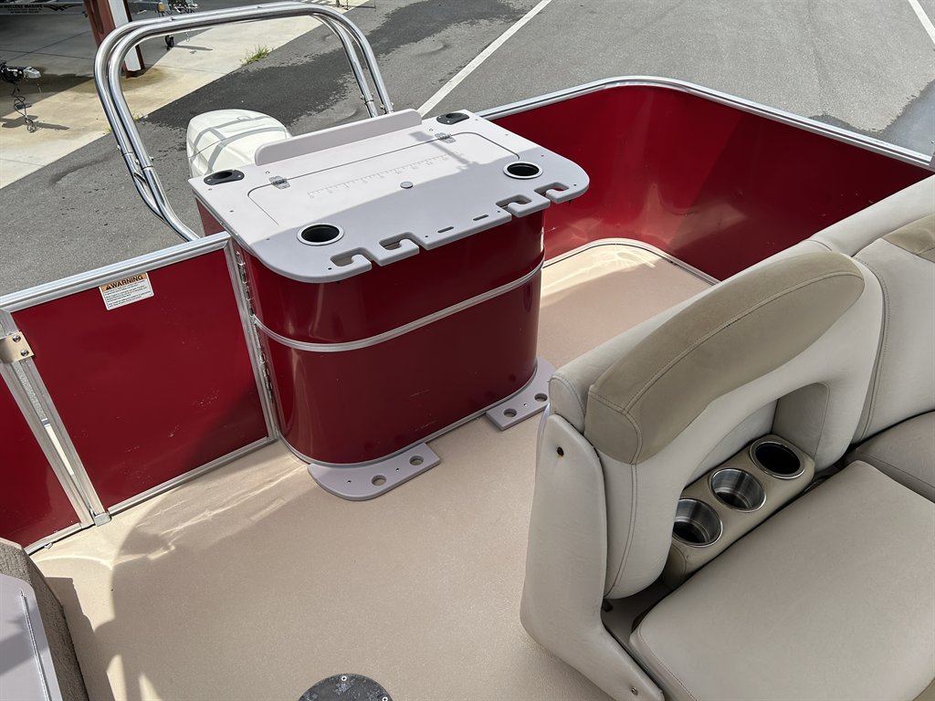 2013 Sylvan Mirage 8520 - $19,900