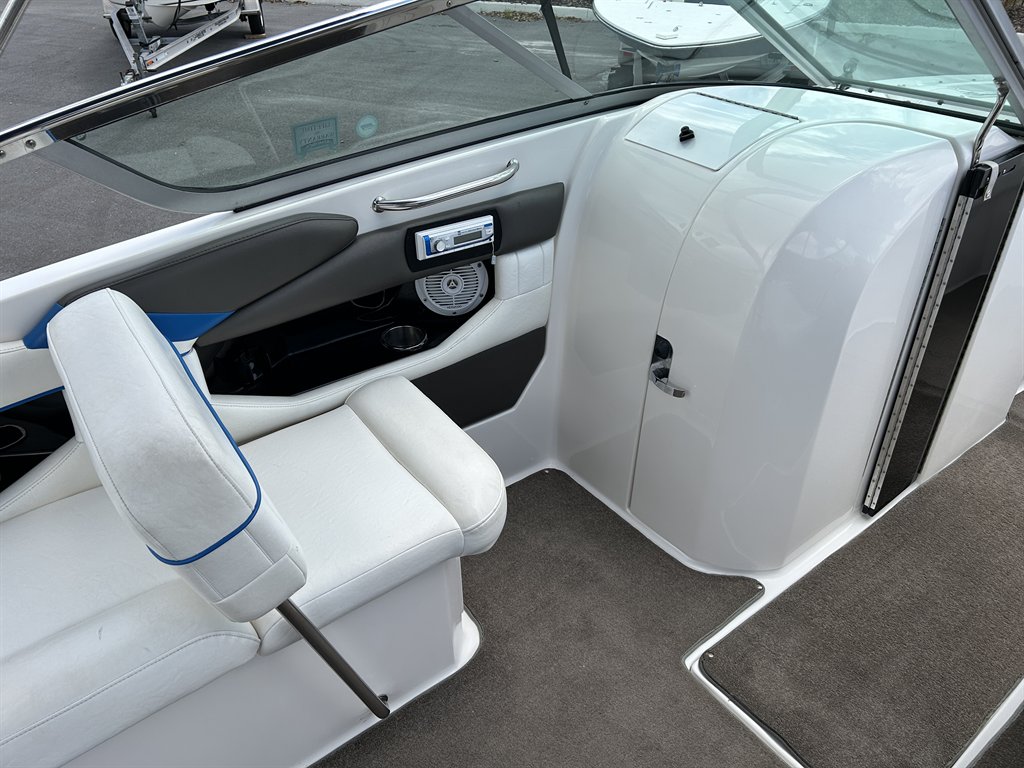 2008 Regal Fasdeck 2520 Bowrider - $25,900