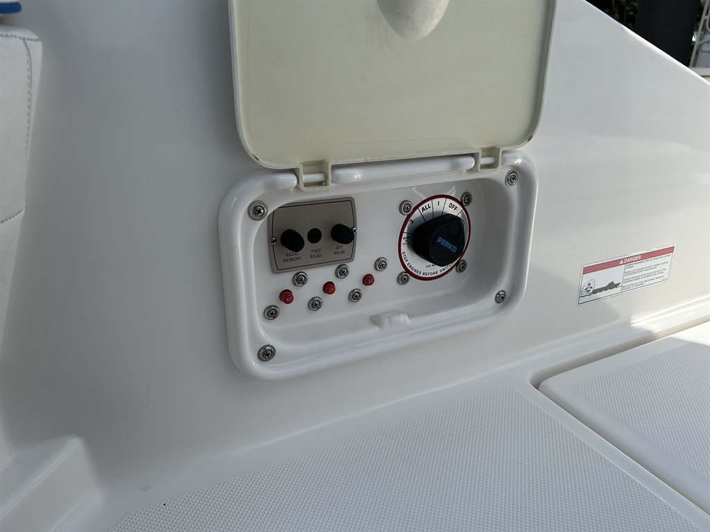 2008 Regal Fasdeck 2520 Bowrider - $25,900
