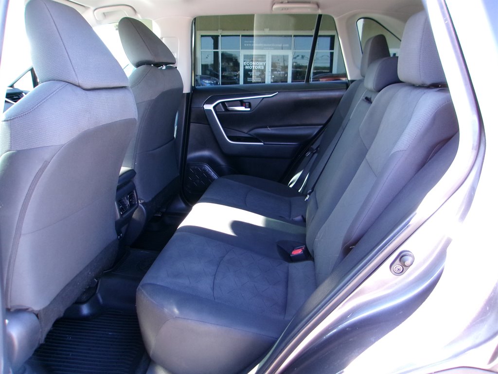 2021 Toyota RAV4 XLE photo