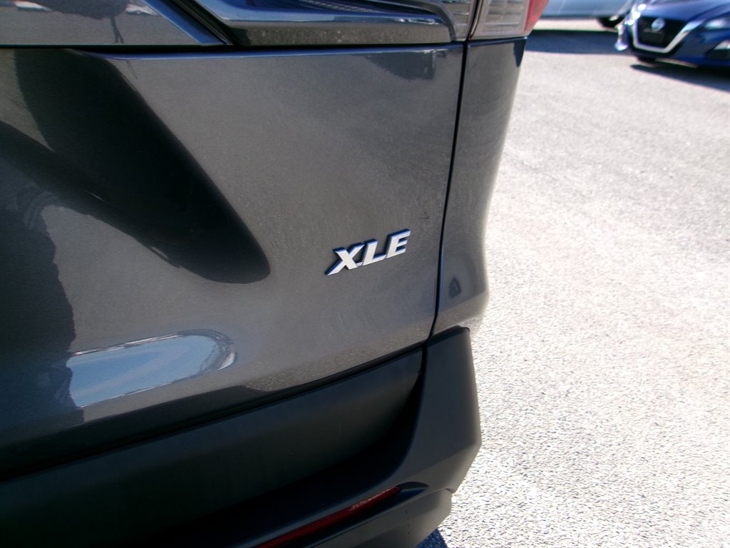 2021 Toyota RAV4 XLE photo