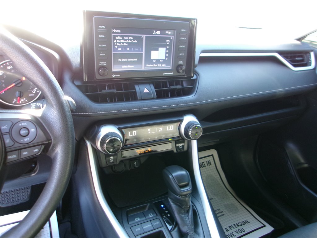 2021 Toyota RAV4 XLE photo