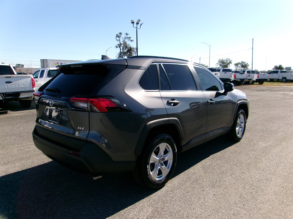 2021 Toyota RAV4 XLE photo