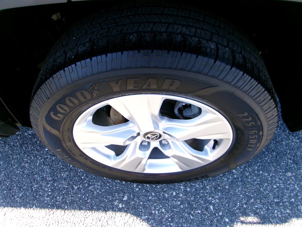 2021 Toyota RAV4 XLE photo