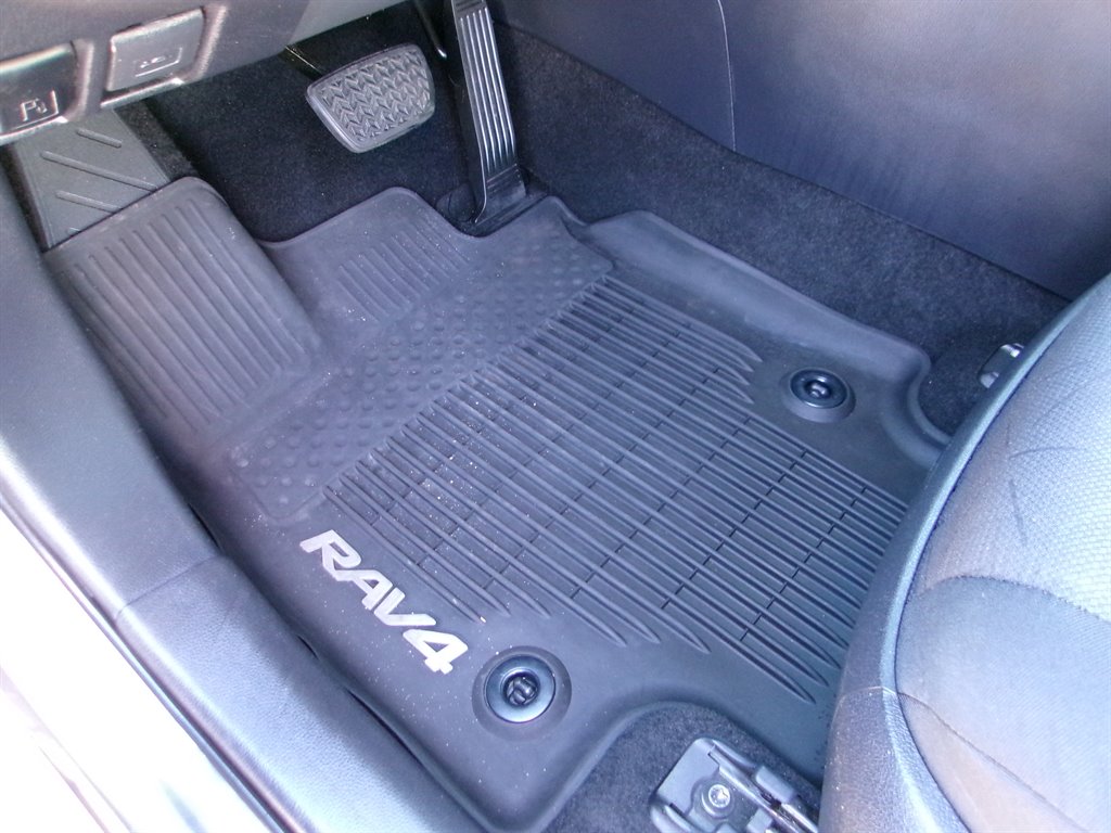 2021 Toyota RAV4 XLE photo