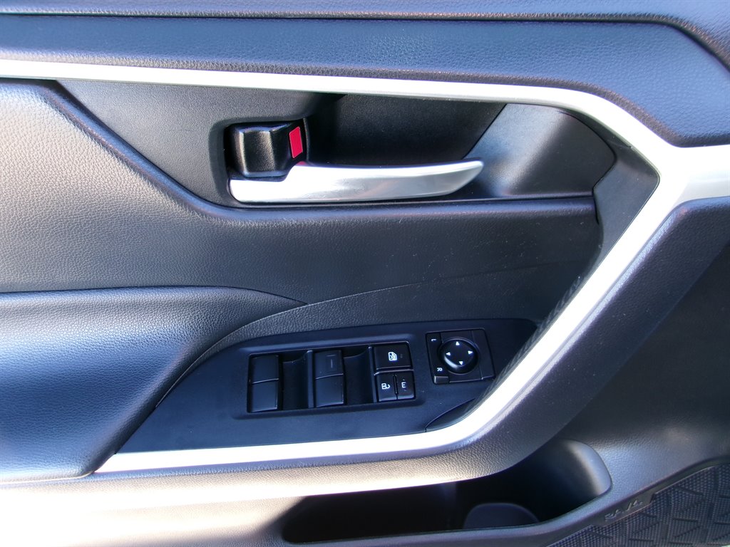 2021 Toyota RAV4 XLE photo
