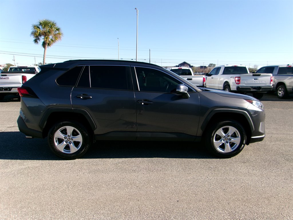 2021 Toyota RAV4 XLE photo