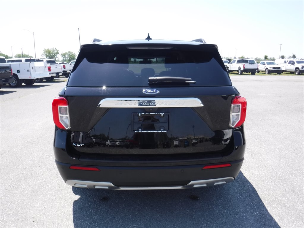 2023 Ford Explorer XLT Leather photo