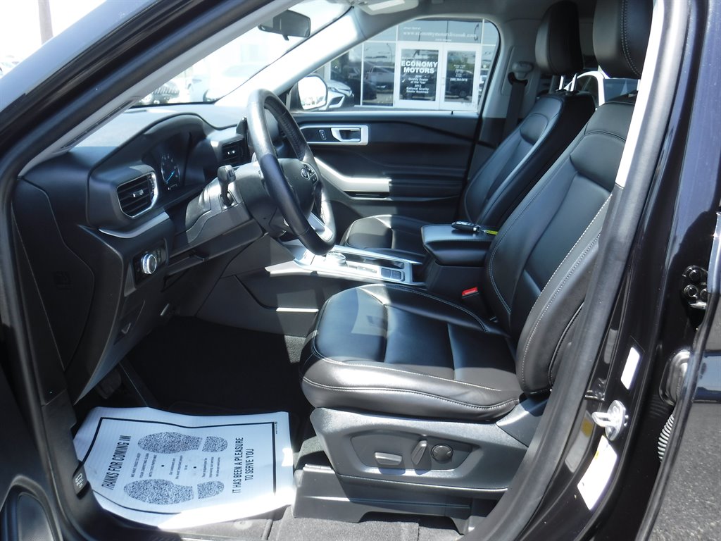 2023 Ford Explorer XLT Leather photo
