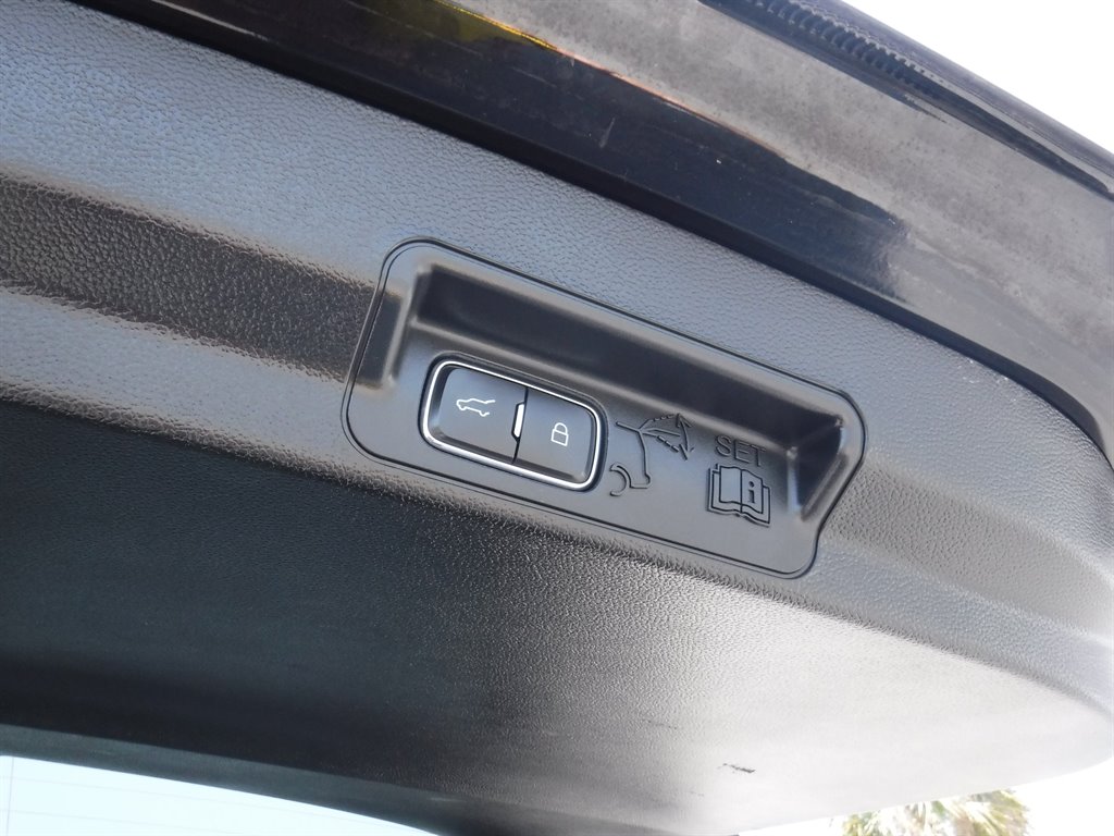 2023 Ford Explorer XLT Leather photo
