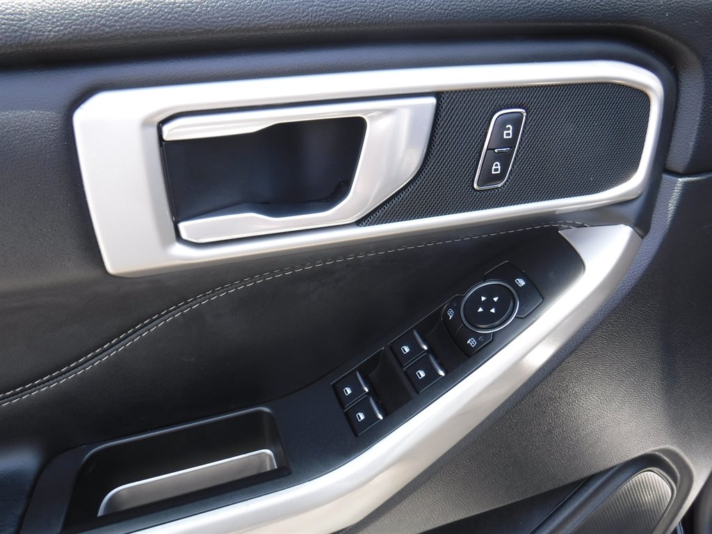 2023 Ford Explorer XLT Leather photo