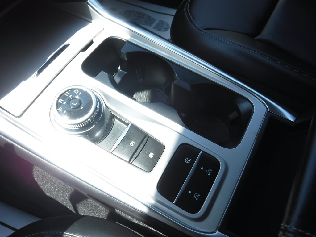 2023 Ford Explorer XLT Leather photo