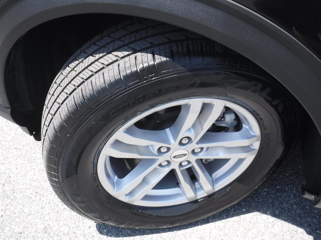 2023 Ford Explorer XLT Leather photo