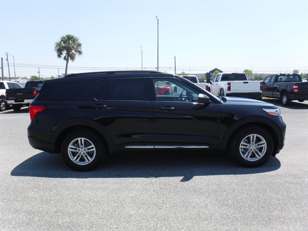 2023 Ford Explorer XLT Leather photo