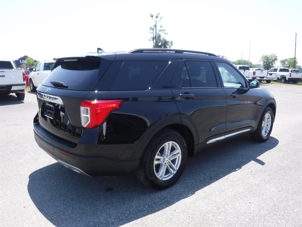 2023 Ford Explorer XLT Leather photo