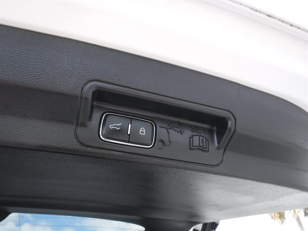 2022 Ford Explorer Limited photo