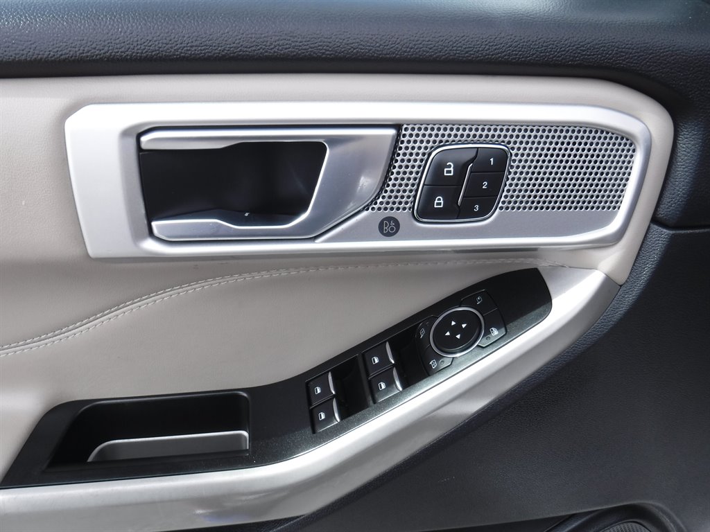 2022 Ford Explorer Limited photo