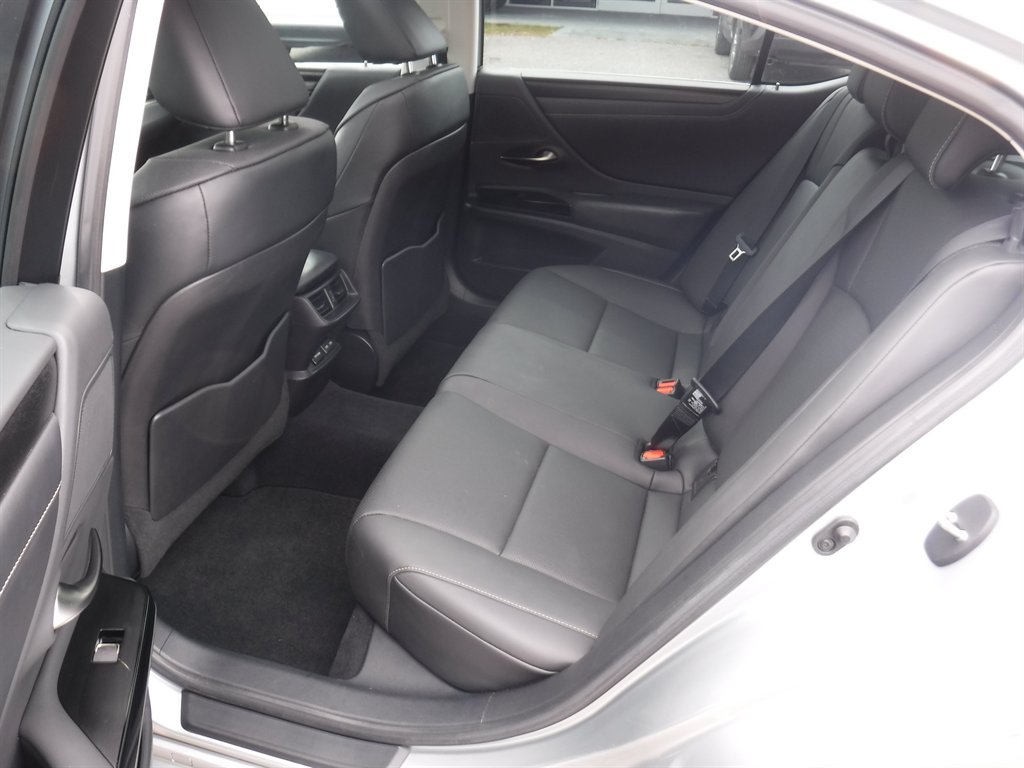 2022 Lexus ES - $34,995