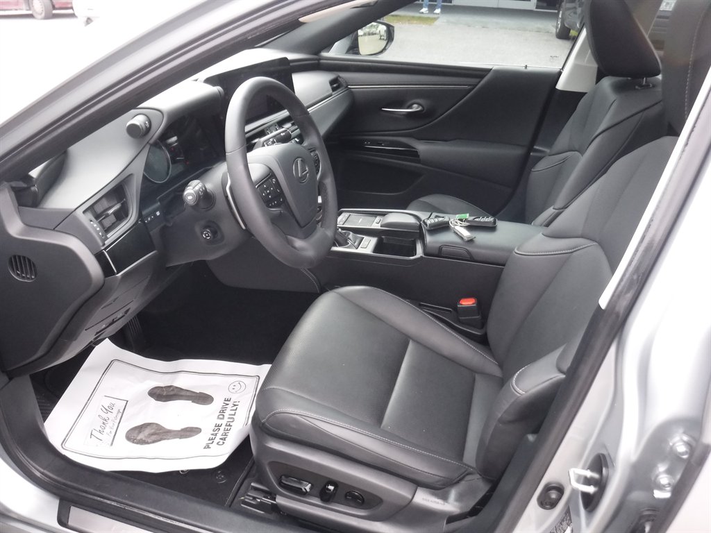 2022 Lexus ES - $34,995